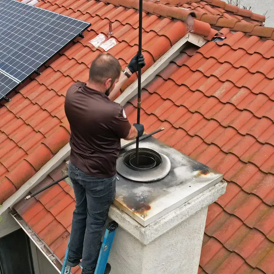 коминочистач почиства комин